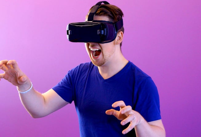 man with virtual reallity glasses